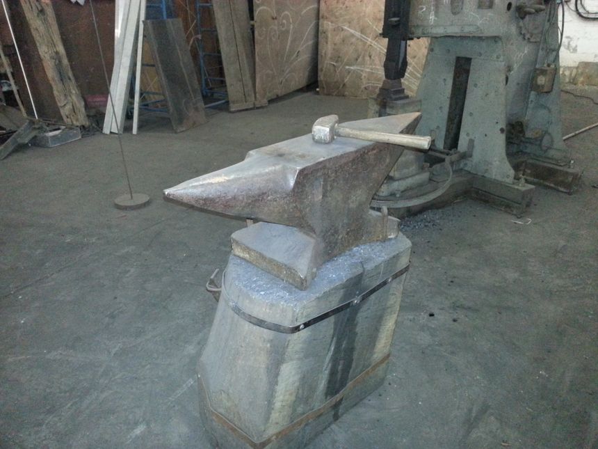 L'enclume et le marteau de la forge de Dominique ROBERT