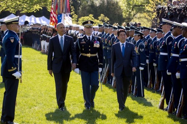 Barack Obama & Shinzo Abe passent en revue les troupes, lors de la visite du président japonnais aux Etats-Unis, 28.04.2015