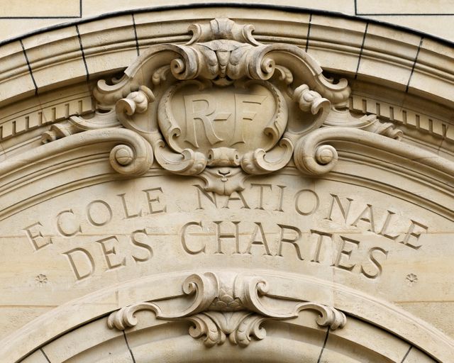 Fronton de l'entrée principale de l'École nationale des chartes à Paris