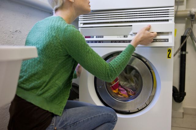 Les femmes toujours plus impliquées que les hommes dans les tâches ménagères