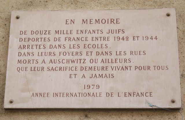 Plaque commémorative à la mémoire des enfants Juifs déportés en France de 1942 à 1944