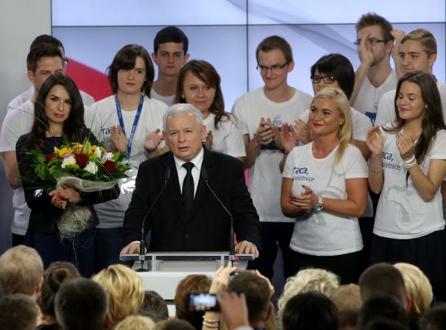 Le parti de Jaroslaw Kaczynski devance ainsi de 15 points les libéraux sortants de la Plateforme Civique d'Ewa Kopacz