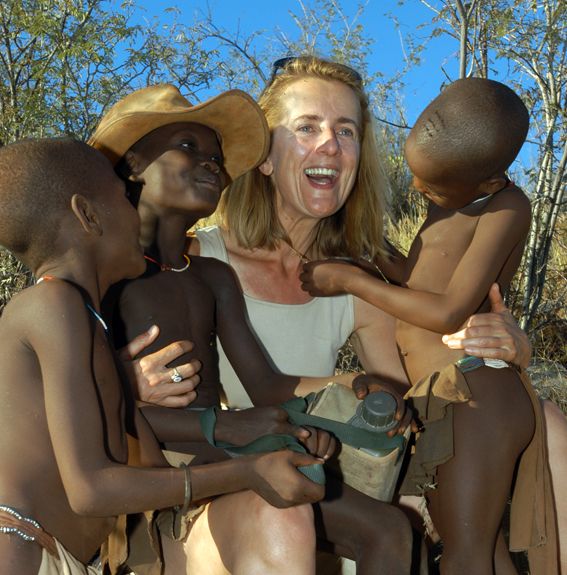 Rina Sherman au milieu des enfants Ovahimba