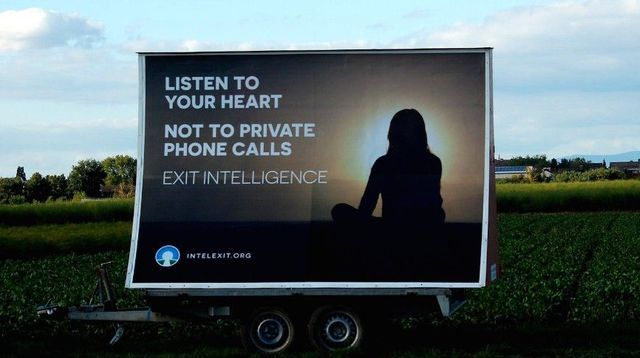 Affiche Intelexit dans la campagne allemande
