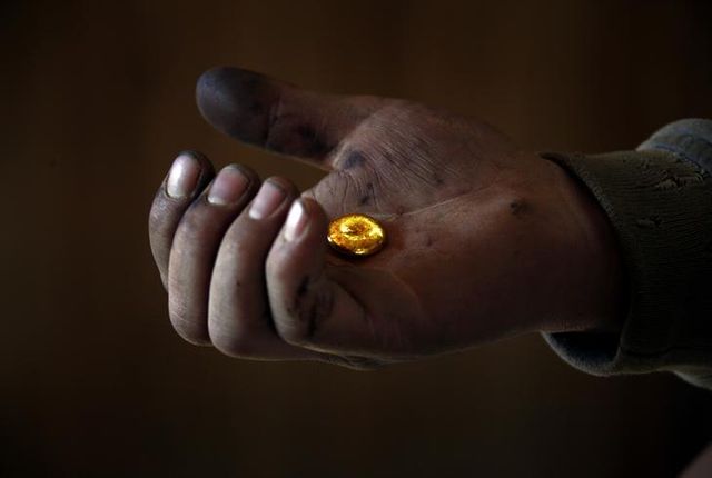 Un mineur tient l'or, fondu dans une usine de traitement située au nord de la capitale mongole Oulan Bator, en avril 2012