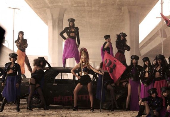 Beyoncé dans son clip Run The World (Girls)