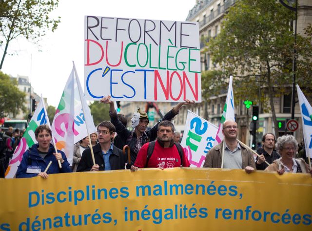 Les opposants à la réforme du collège descendent dans la rue samedi pour crier haut et fort leur détermination