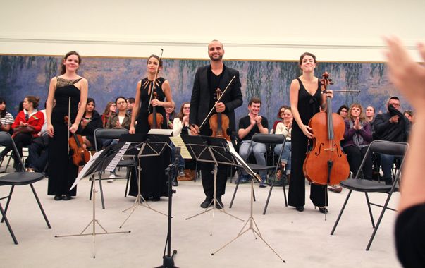 5h00 du matin, le Quatuor Voce salue le public devant les Nymphéas de l'Orangerie. (© Victor Tribot Laspière / France Musique)