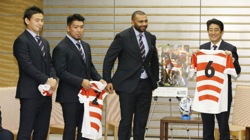 Le Premier ministre Shinzo Abe a reçu les rugbymen japonais de retour au pays.