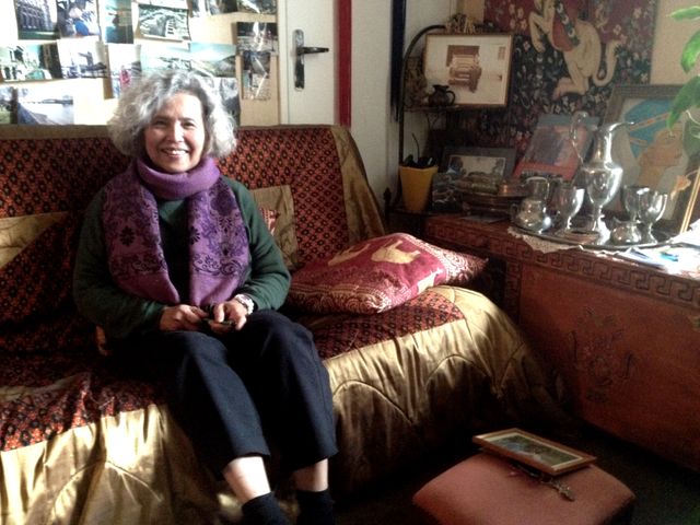 Thell dans son salon, allée de la paix
