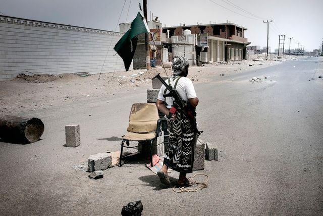 Aden, juillet 2015, check-point tenu par la résistance du sud sous le drapeau de l'Arabie Saoudite