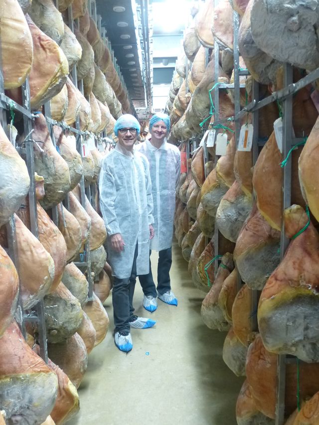 Nicolas et Yann au milieu des jambons à Arzacq