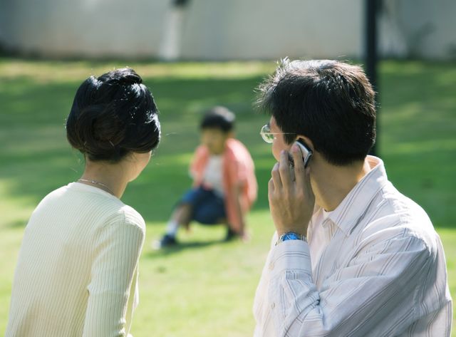 En ville, les couples conçoivent des enfants après l’âge de trente ans, à cause du coût qu’il suppose