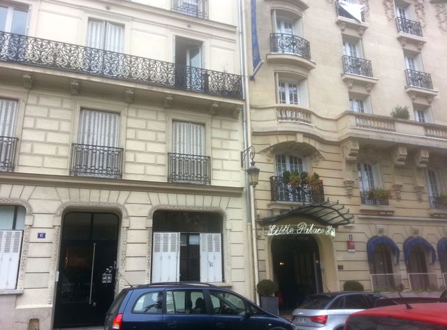 L'entrée du foyer, à côté d'un hôtel quatre étoiles