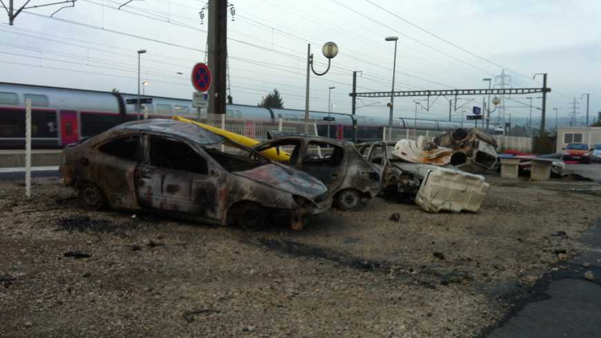 Des carcasses calicinées devant la gare de Moirans.