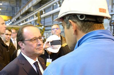 François Hollande, face à un délégué CGT de STX, le 15 octobre 2015.