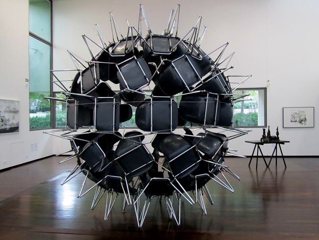 Black Whole Conference (2005), Michel de Broin (74 chaises en plastique et pieds métal)