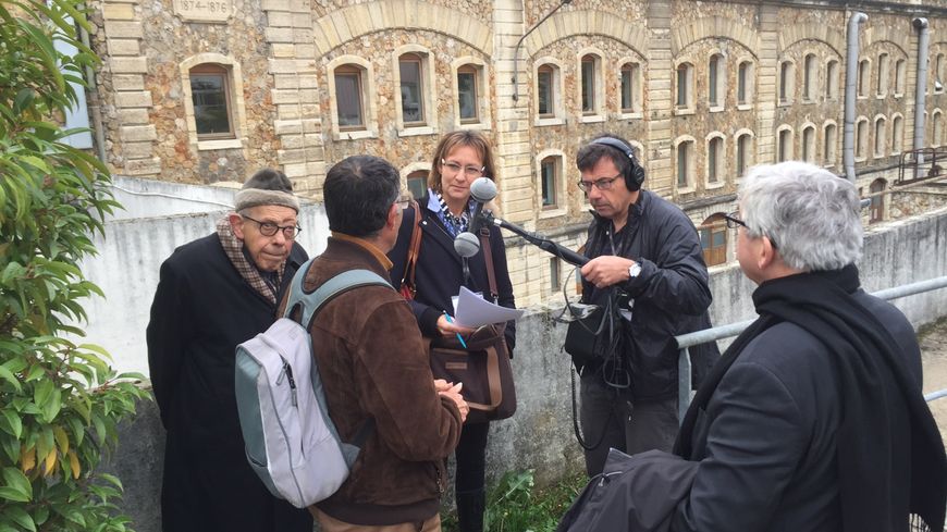 Devant les restes du Fort de Châtillon : F. Netter, M. Mazière et P. Griset, A. Luneau, F. Rivallan