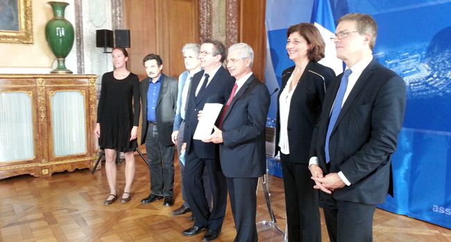 Le président de l'assemblée nationale et des membres de la commission