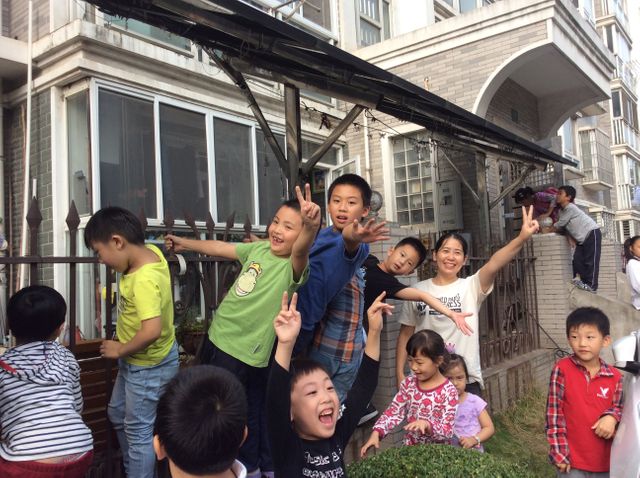 Ni Huan et des écoliers de Shanghai sous le auvent en panneaux solaires