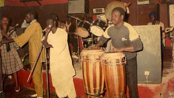Le groupe Dieuf-Dieul de Thiès dans un club de Dakar au début des années 80