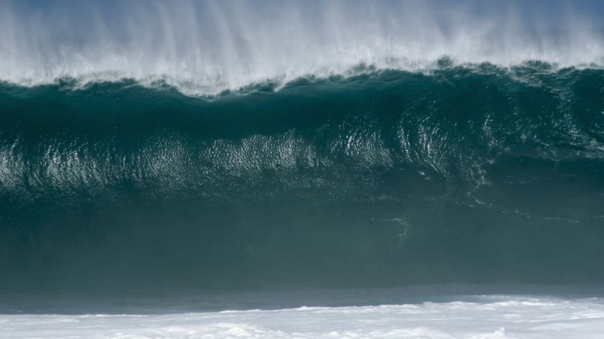 une grosse vague au large d'Hawaï