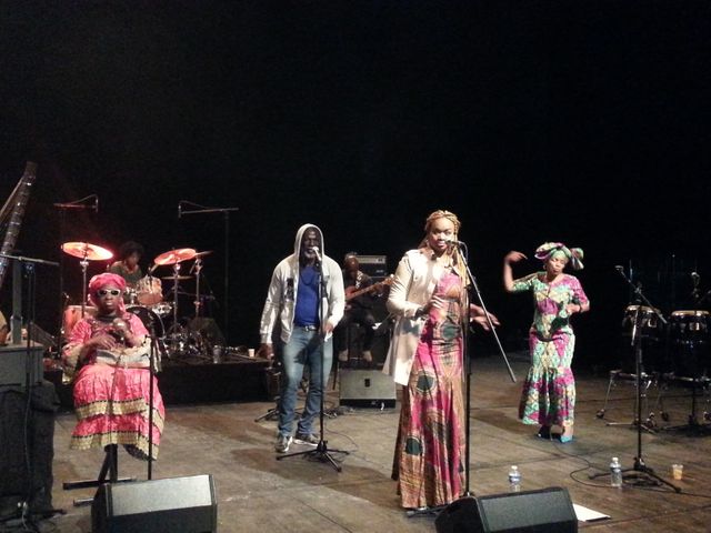 Les amazones en répétition à la Ferme du Buisson avec Tiken Jah Fakoly