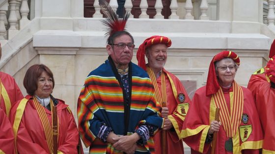 L'ambassadeur indien de la nation Osage, entre les membres de la commanderie. ©Radio France - Marion Paquet