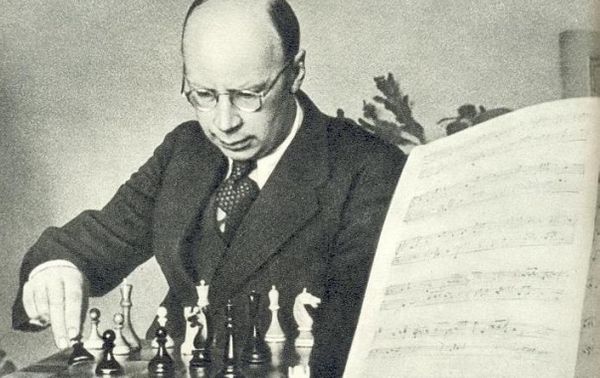 Serge Prokofiev jouant aux échecs (c) DR