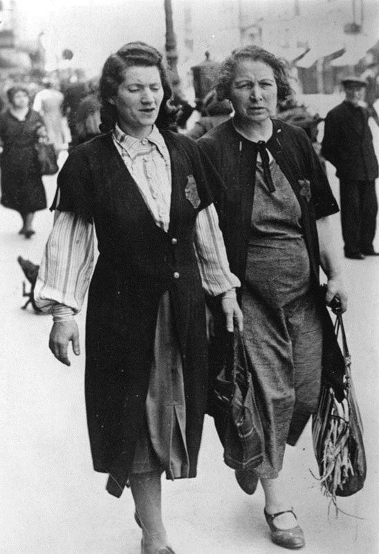 Femmes juives françaises portant l'étoile jaune à Paris le 20 juin 1942