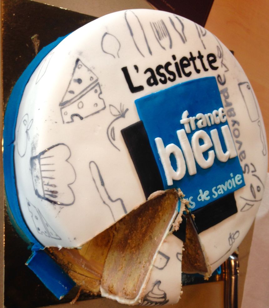 Le cake désign aux couleurs de l'Assiette Savoyarde France Bleu Pays de Savoie