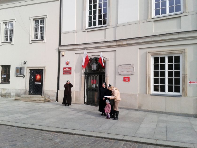 Religieuses sortant d'un bureau de vote à Varsovie, en octobre 2015