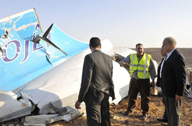 Le premier ministre Egyptien Sherif Ismail sur les lieux du crash