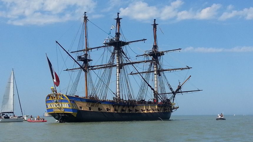 L'Hermione au large de l'île d'Aix