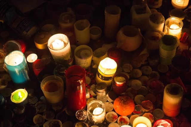 Bougies après les attaques du 13 novembre 2015
