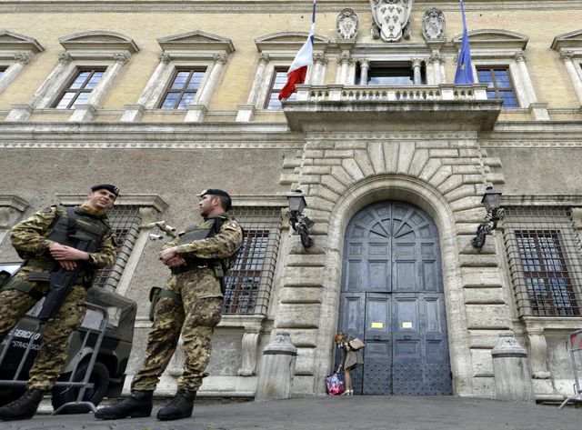 Des militaires italiens devant le Palazzo Farnèse à Rome où se trouve l'ambassade de France (mars 2015)
