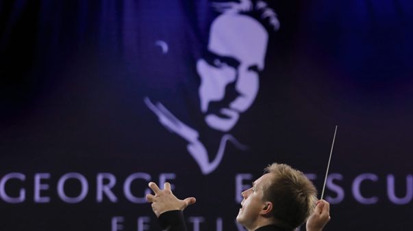 Vasily Petrenko conduit l'orchestre philharmonique royal de Liverpool lors du festival Enascu en septembre 2015 ©RobertGhement/Maxppp