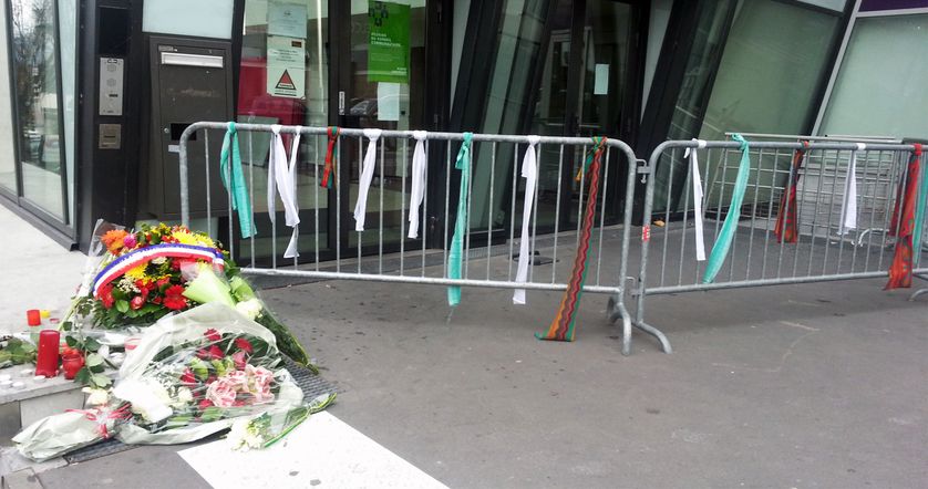 Rubans, écharpes et fleurs aux abords du Stade de France le lundi 16 novembre 2015