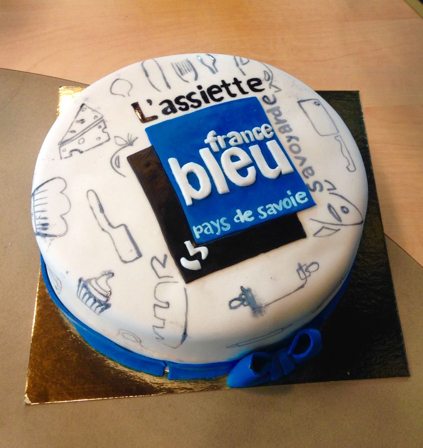 Le cake désign aux couleurs de l'Assiette Savoyarde France Bleu Pays de Savoie