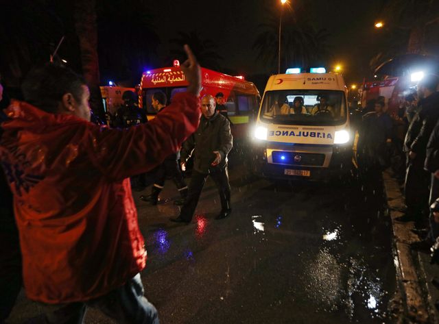 De nombreuses ambulances, les pompiers et les forces de l'ordre se trouvaient sur place