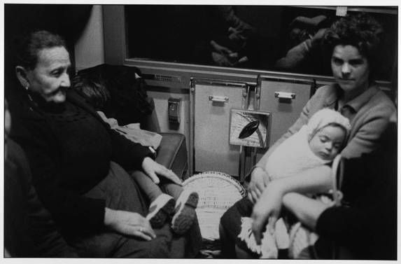 Immigrés portugais, train Hendaye-Paris, 1965