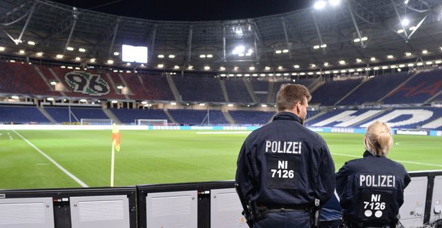 Des policiers dans le stade d'Hanovre où le match amical Allemagne/Pays Bas a été annulé le 17/11/2015