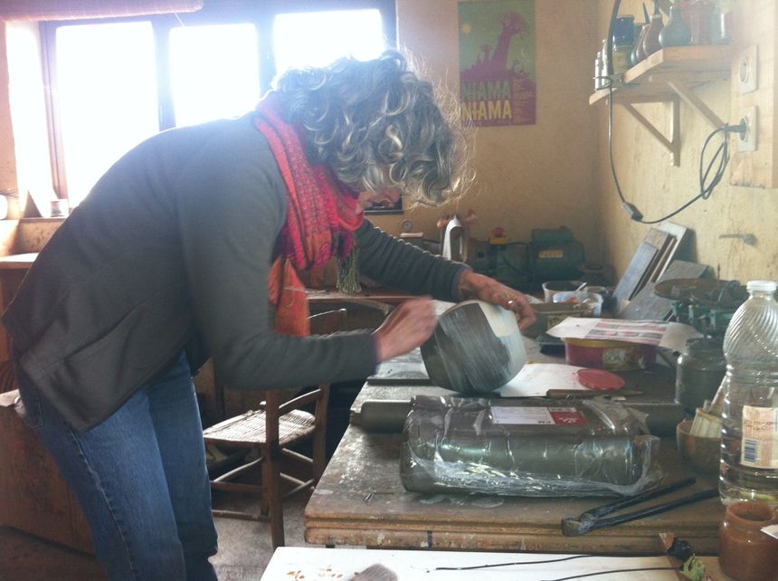 Emmanuelle Texier, potière, en plein travail