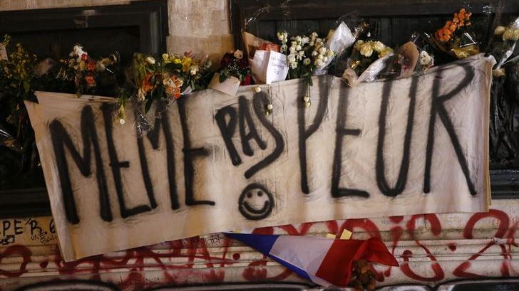 Une bannière déposée place de la République