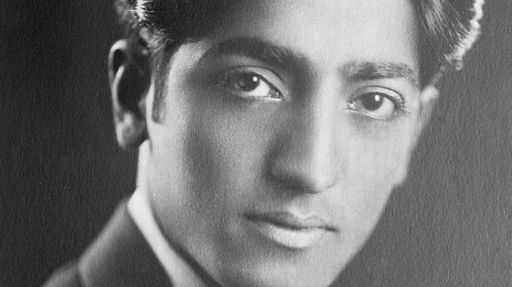 Jiddu Krishnamurti à l'âge d'environ 25 ans, circa 1920
