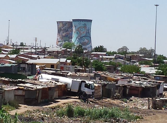 L’ancienne centrale à charbon Orlando est devenue un bâtiment emblématique de Soweto dans la banlieue de Johannesburg