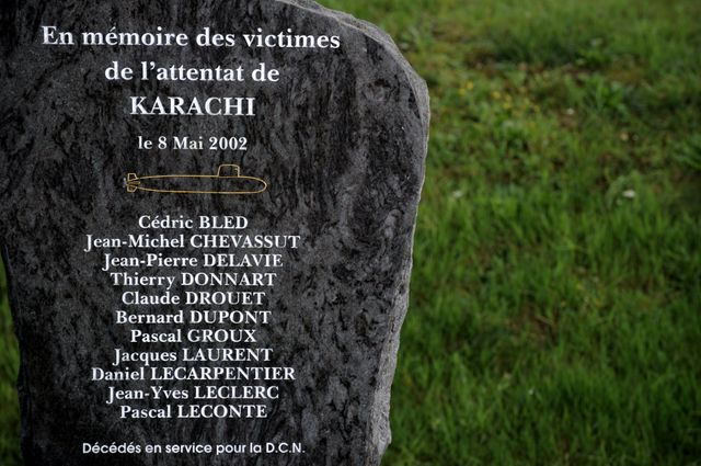 La stèle érigée en mémoire aux victimes de l'attentat de Karachi à Cherbourg