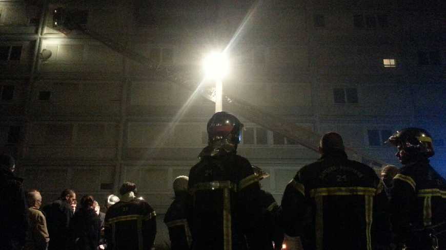 Les pompiers devant le bâtiment Réaumur à Dijon