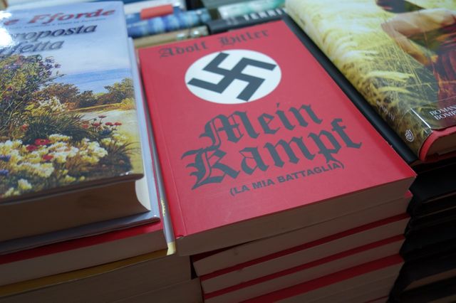 "Mein Kampf" en vente dans une librairie