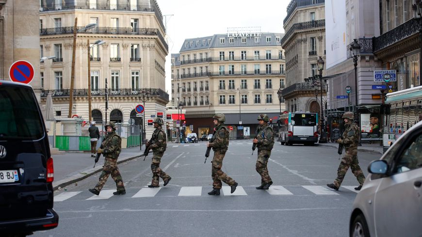 Au lendemain du multiple attentat dans Paris, des militaires patrouillent dans le quartier de l'Opéra.
